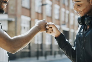 开云APP-NBA球员比赛中非语言沟通方式及战术作用，nba说话